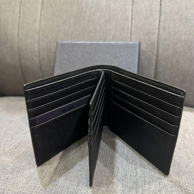 💎Han's house精品服飾💎 PRADA 三角鐵牌 牛皮 短夾 16卡 原價26000-1