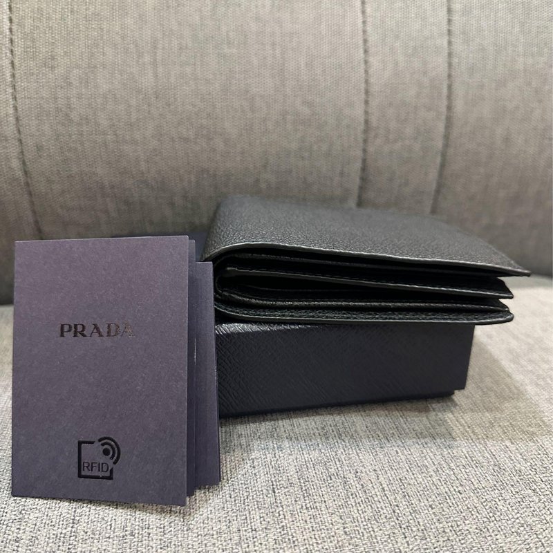 💎Han's house精品服飾💎 PRADA 三角鐵牌 牛皮 短夾 16卡 原價26000-2