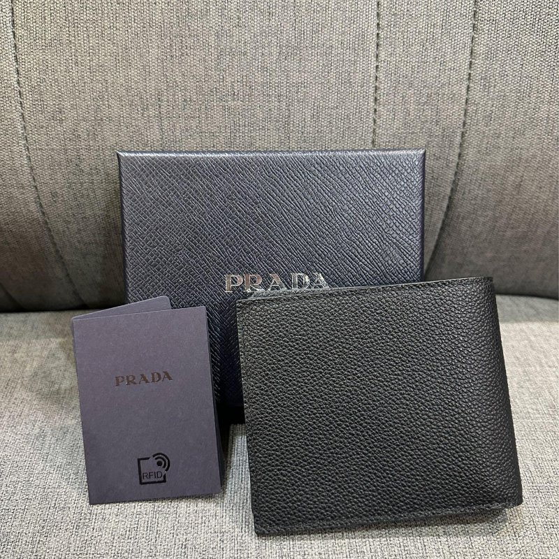 💎Han's house精品服飾💎 PRADA 三角鐵牌 牛皮 短夾 16卡 原價26000-4