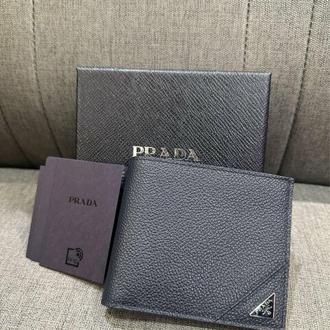 💎Han's house精品服飾💎PRADA 三角鐵牌 牛皮 短夾 義大利製 八卡 現貨