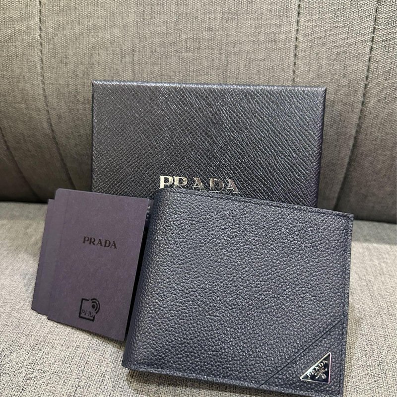 💎Han's house精品服飾💎PRADA 三角鐵牌 牛皮 短夾 義大利製 八卡 現貨-0