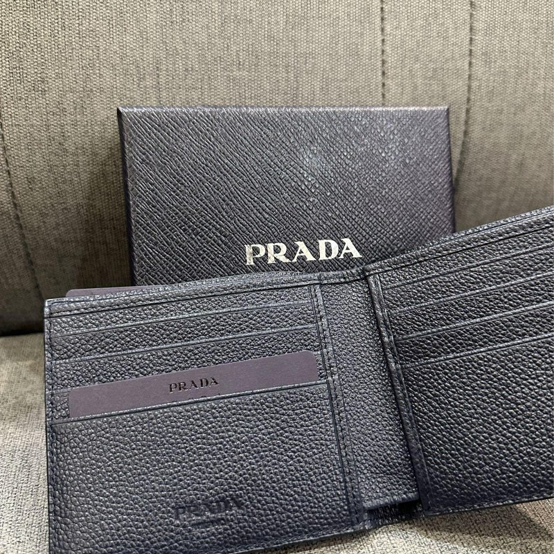 💎Han's house精品服飾💎PRADA 三角鐵牌 牛皮 短夾 義大利製 八卡 現貨-1