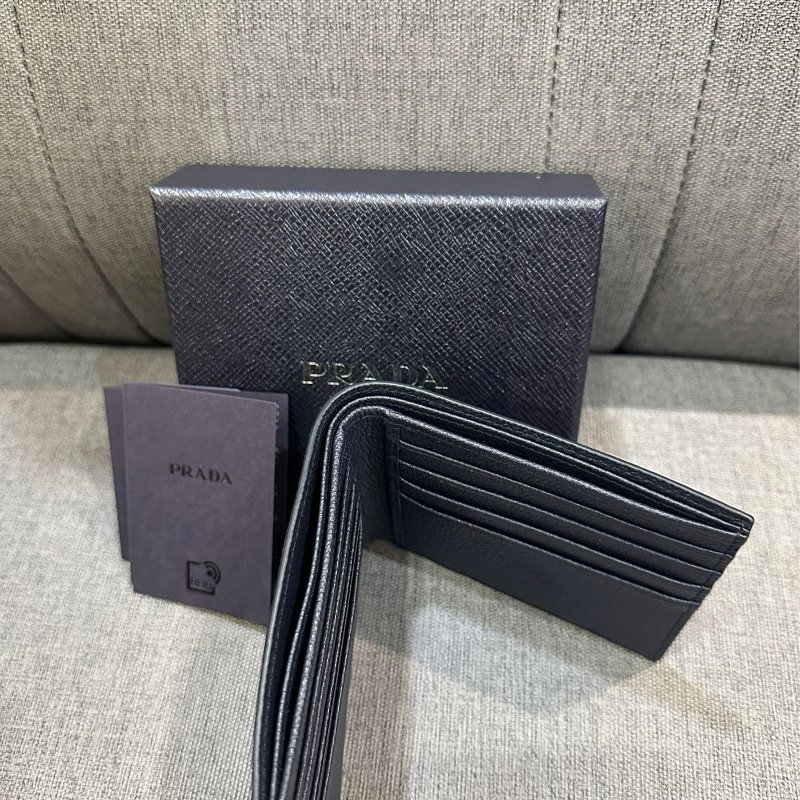 💎Han's house精品服飾💎PRADA 三角鐵牌 牛皮 短夾 義大利製 八卡 現貨-2