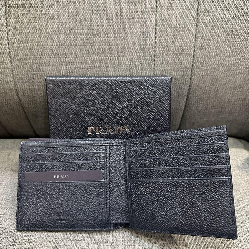 💎Han's house精品服飾💎PRADA 三角鐵牌 牛皮 短夾 義大利製 八卡 現貨-3