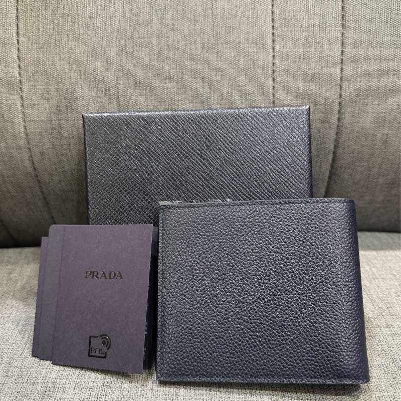 💎Han's house精品服飾💎PRADA 三角鐵牌 牛皮 短夾 義大利製 八卡 現貨-4