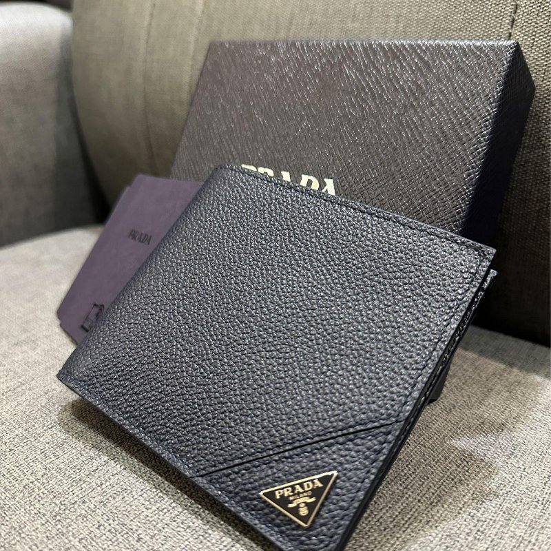 💎Han's house精品服飾💎PRADA 三角鐵牌 牛皮 短夾 義大利製 八卡 現貨-5