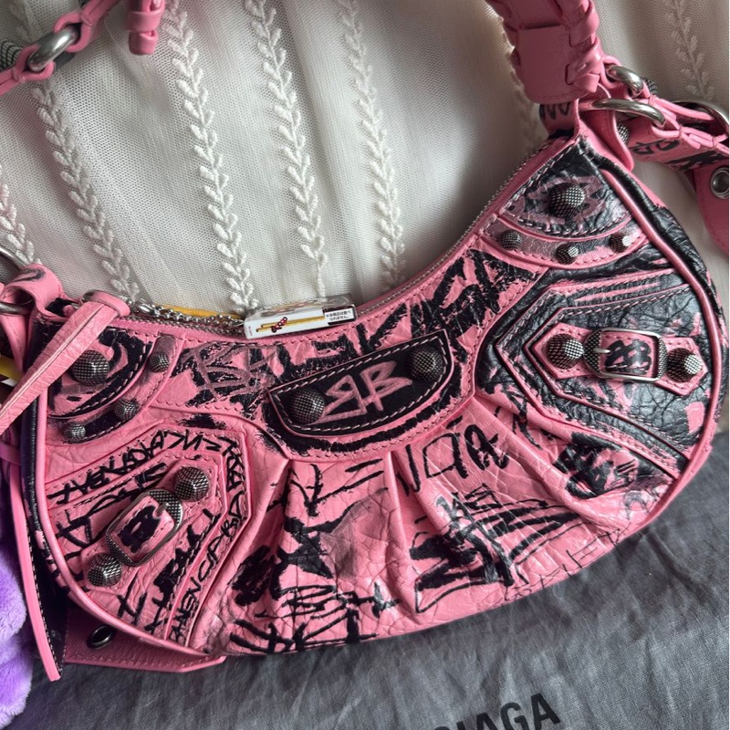 巴黎世家 月牙包 機車包 粉紅色 塗鴉設計壓紋 斜挎包 斜挎包 腋下包 有專櫃收據副本  balenciaga Le Cagole crossbody bag shoulder bag-1