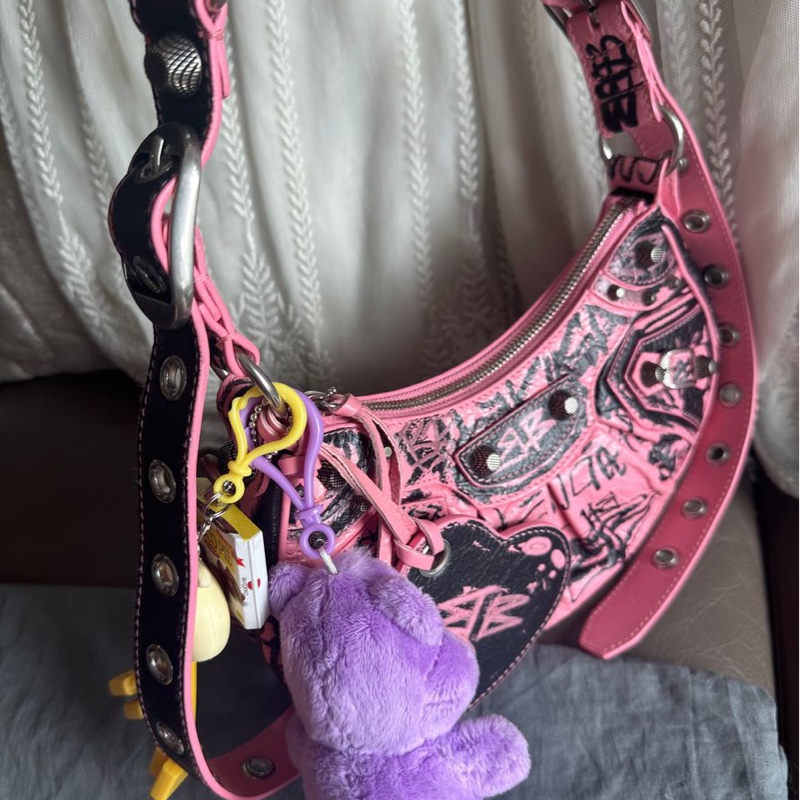 巴黎世家 月牙包 機車包 粉紅色 塗鴉設計壓紋 斜挎包 斜挎包 腋下包 有專櫃收據副本  balenciaga Le Cagole crossbody bag shoulder bag-2