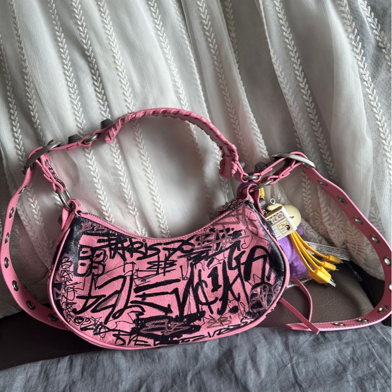 巴黎世家 月牙包 機車包 粉紅色 塗鴉設計壓紋 斜挎包 斜挎包 腋下包 有專櫃收據副本  balenciaga Le Cagole crossbody bag shoulder bag-3