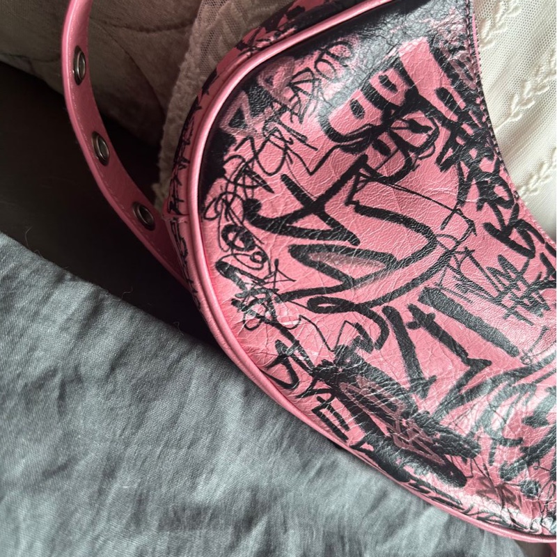 巴黎世家 月牙包 機車包 粉紅色 塗鴉設計壓紋 斜挎包 斜挎包 腋下包 有專櫃收據副本  balenciaga Le Cagole crossbody bag shoulder bag-4