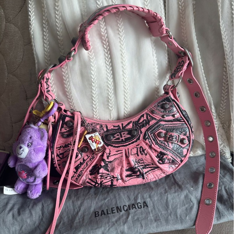 巴黎世家 月牙包 機車包 粉紅色 塗鴉設計壓紋 斜挎包 斜挎包 腋下包 有專櫃收據副本  balenciaga Le Cagole crossbody bag shoulder bag-5