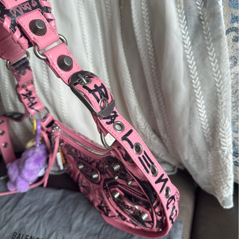 巴黎世家 月牙包 機車包 粉紅色 塗鴉設計壓紋 斜挎包 斜挎包 腋下包 有專櫃收據副本  balenciaga Le Cagole crossbody bag shoulder bag-11