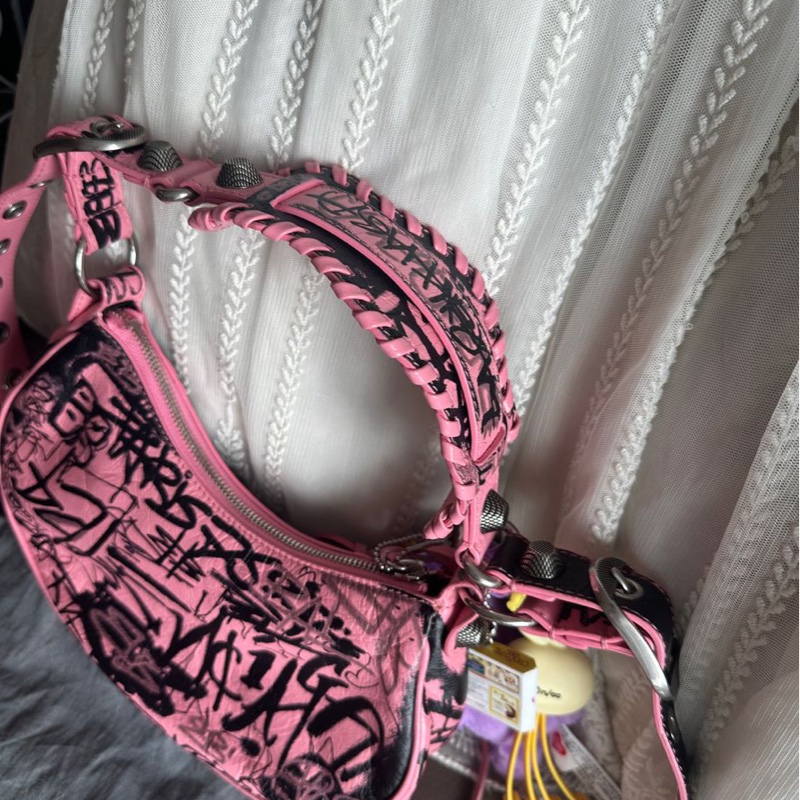 巴黎世家 月牙包 機車包 粉紅色 塗鴉設計壓紋 斜挎包 斜挎包 腋下包 有專櫃收據副本  balenciaga Le Cagole crossbody bag shoulder bag-12