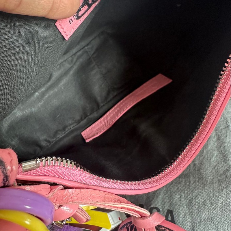 巴黎世家 月牙包 機車包 粉紅色 塗鴉設計壓紋 斜挎包 斜挎包 腋下包 有專櫃收據副本  balenciaga Le Cagole crossbody bag shoulder bag-13