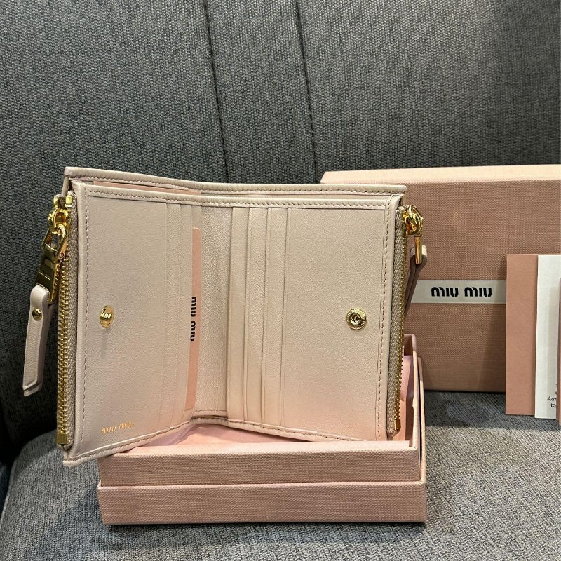 💎Han's house精品服飾💎MIU MIU Matelass 納帕皮 雙拉鍊 對釦式 短夾 義大利製 現貨 全配 原價27000-2