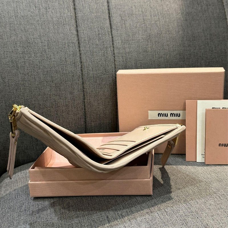 💎Han's house精品服飾💎MIU MIU Matelass 納帕皮 雙拉鍊 對釦式 短夾 義大利製 現貨 全配 原價27000-3