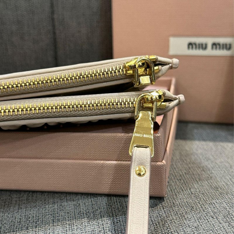 💎Han's house精品服飾💎MIU MIU Matelass 納帕皮 雙拉鍊 對釦式 短夾 義大利製 現貨 全配 原價27000-4