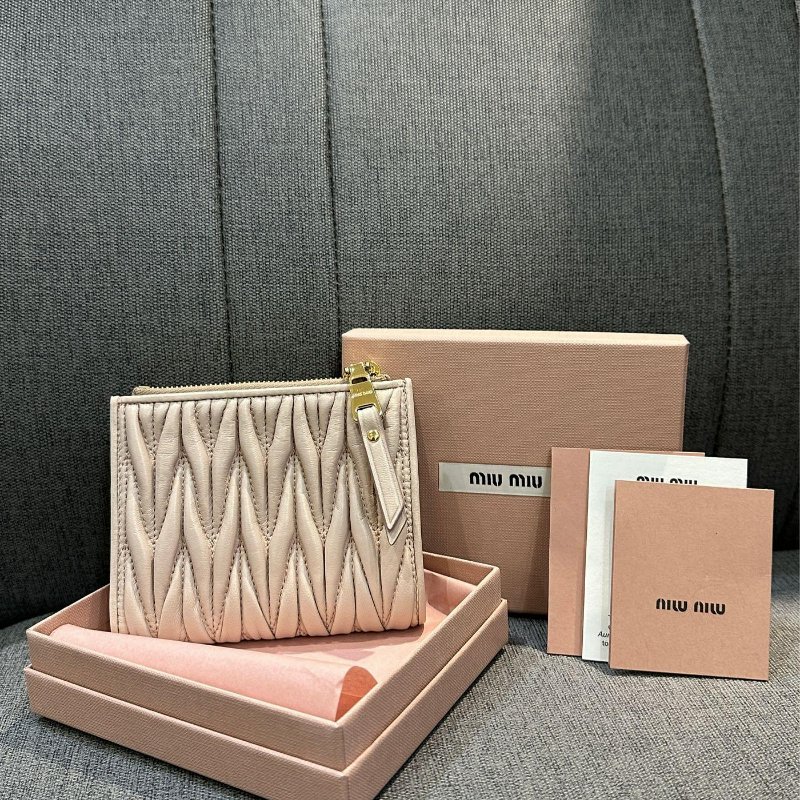 💎Han's house精品服飾💎MIU MIU Matelass 納帕皮 雙拉鍊 對釦式 短夾 義大利製 現貨 全配 原價27000-5