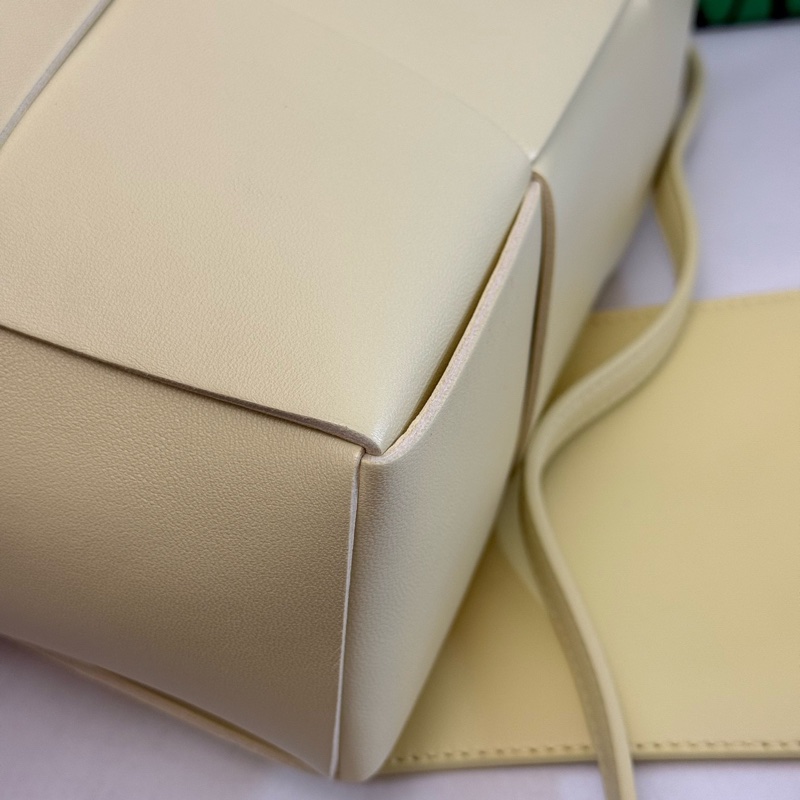 BV葆蝶家 全新擱置  Arco Intreccio編織系帶設計羊皮托特包Tote-12