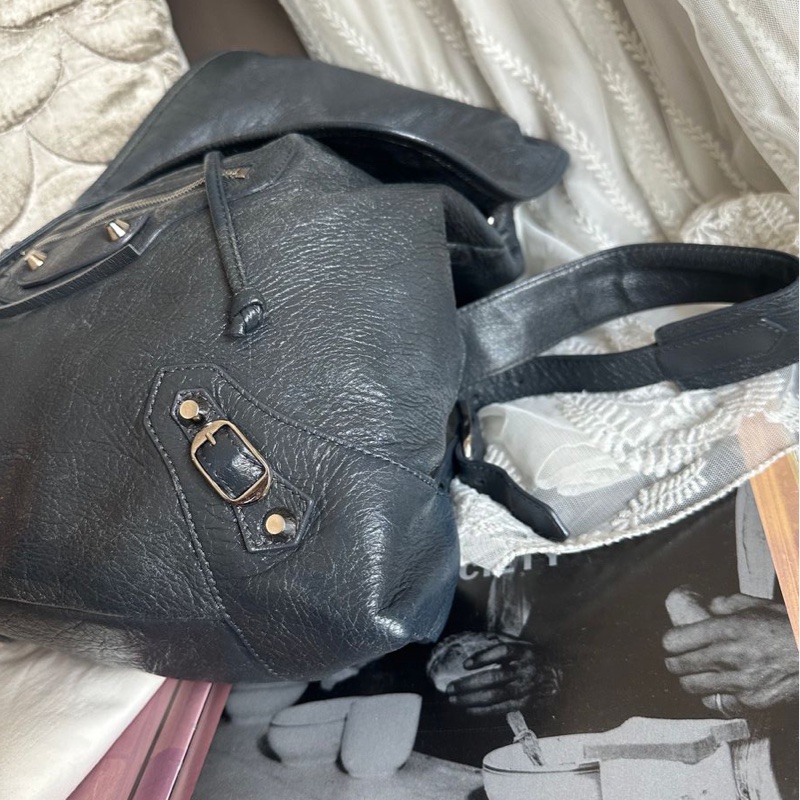 巴黎世家 後背包 雙肩包 機車包 灰色 男生女生可用 油蠟牛皮 皮革 balenciaga city backpack grey-12