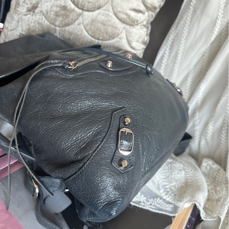 巴黎世家 後背包 雙肩包 機車包 灰色 男生女生可用 油蠟牛皮 皮革 balenciaga city backpack grey-13