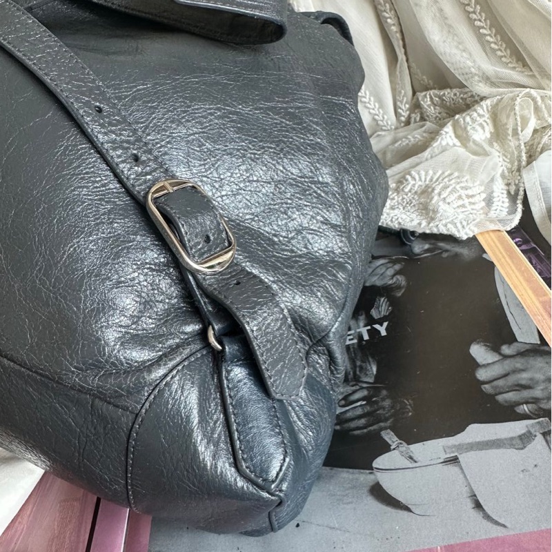 巴黎世家 後背包 雙肩包 機車包 灰色 男生女生可用 油蠟牛皮 皮革 balenciaga city backpack grey-15