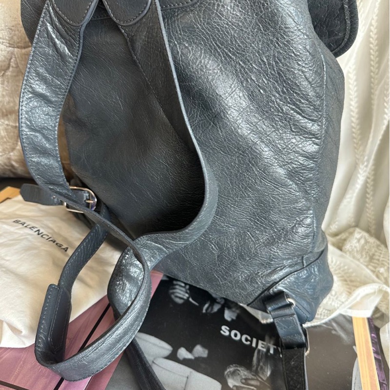 巴黎世家 後背包 雙肩包 機車包 灰色 男生女生可用 油蠟牛皮 皮革 balenciaga city backpack grey-16