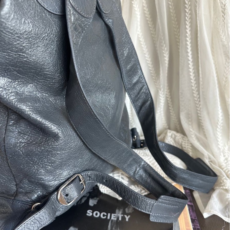 巴黎世家 後背包 雙肩包 機車包 灰色 男生女生可用 油蠟牛皮 皮革 balenciaga city backpack grey-17