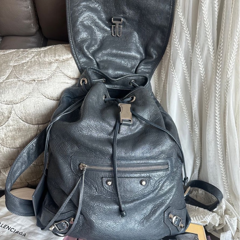 巴黎世家 後背包 雙肩包 機車包 灰色 男生女生可用 油蠟牛皮 皮革 balenciaga city backpack grey-21