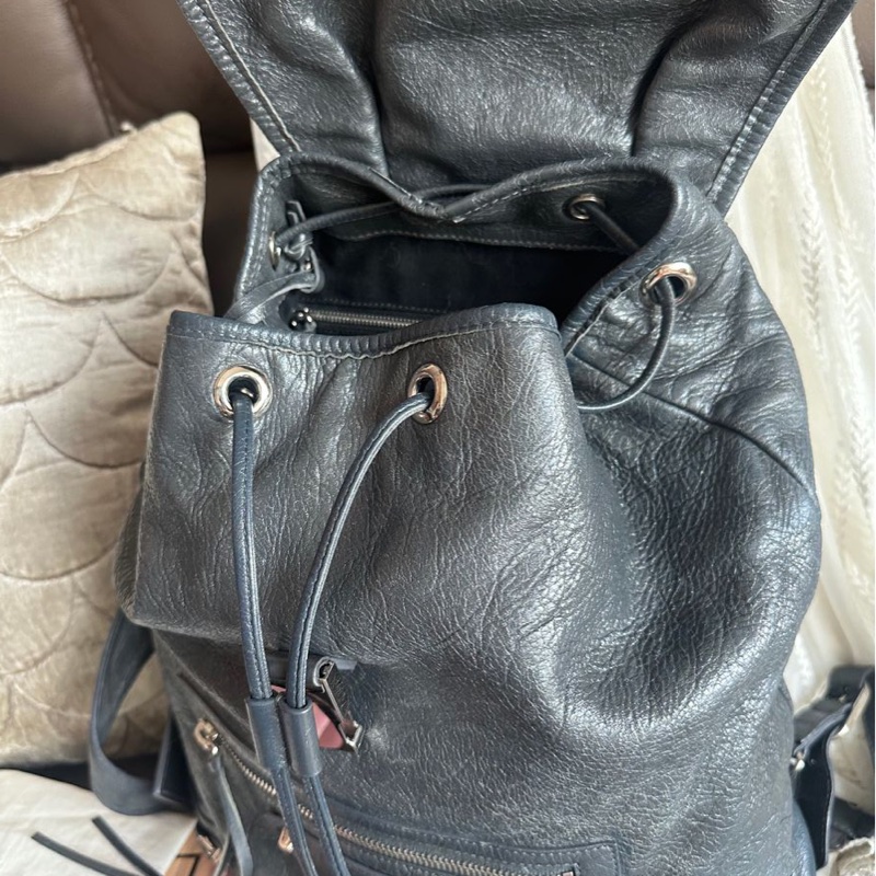 巴黎世家 後背包 雙肩包 機車包 灰色 男生女生可用 油蠟牛皮 皮革 balenciaga city backpack grey-22