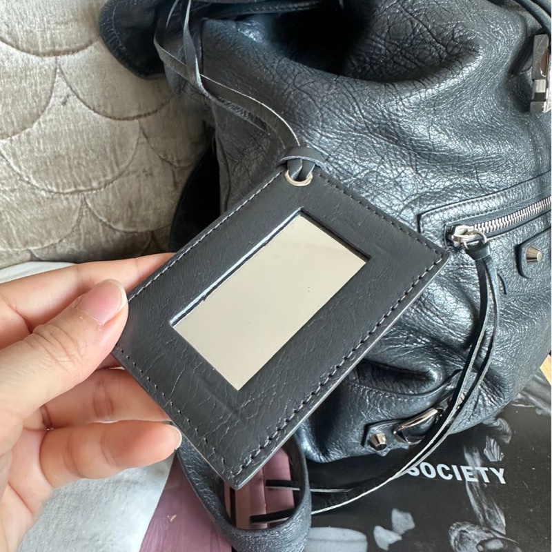 巴黎世家 後背包 雙肩包 機車包 灰色 男生女生可用 油蠟牛皮 皮革 balenciaga city backpack grey-23