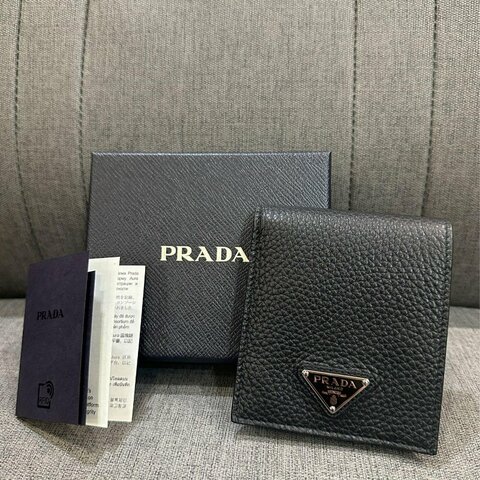 💎Han's house精品服飾💎 PRADA 三角鐵牌 牛皮 短夾 義大利製 現貨 原價26000