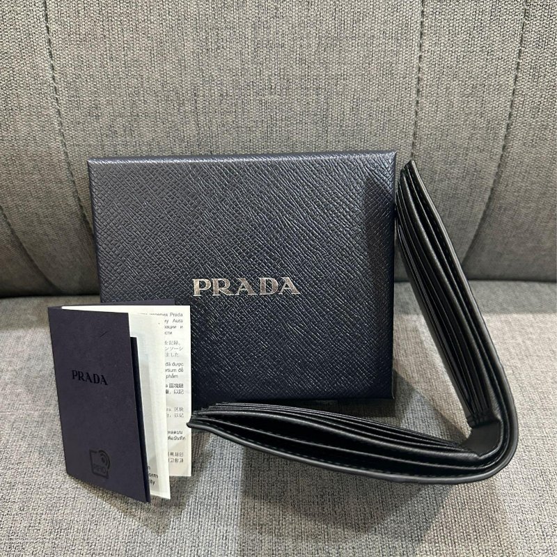 💎Han's house精品服飾💎 PRADA 三角鐵牌 牛皮 短夾 義大利製 現貨 原價26000-1
