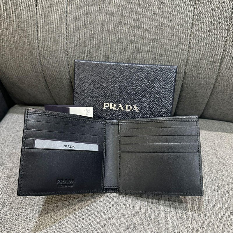 💎Han's house精品服飾💎 PRADA 三角鐵牌 牛皮 短夾 義大利製 現貨 原價26000-2
