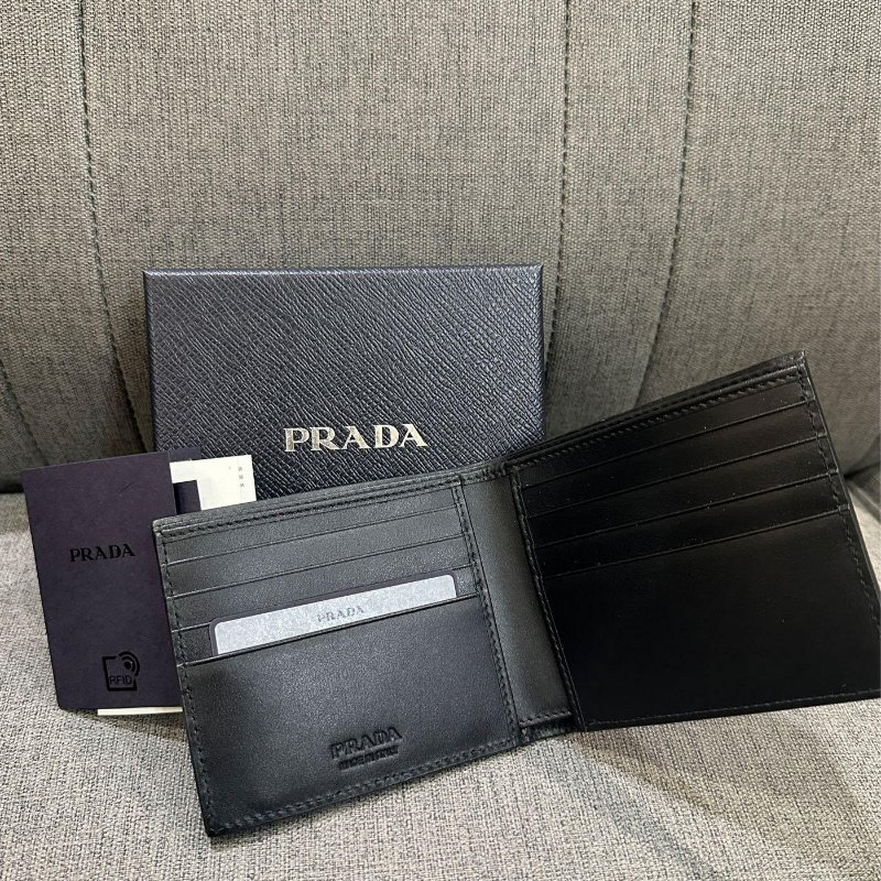 💎Han's house精品服飾💎 PRADA 三角鐵牌 牛皮 短夾 義大利製 現貨 原價26000-3