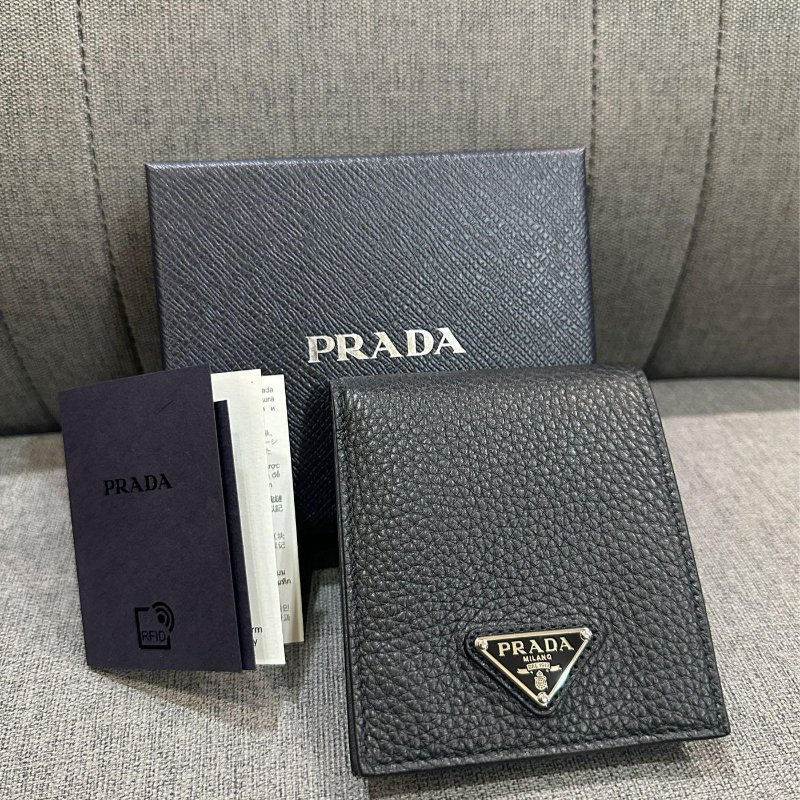 💎Han's house精品服飾💎 PRADA 三角鐵牌 牛皮 短夾 義大利製 現貨 原價26000-4