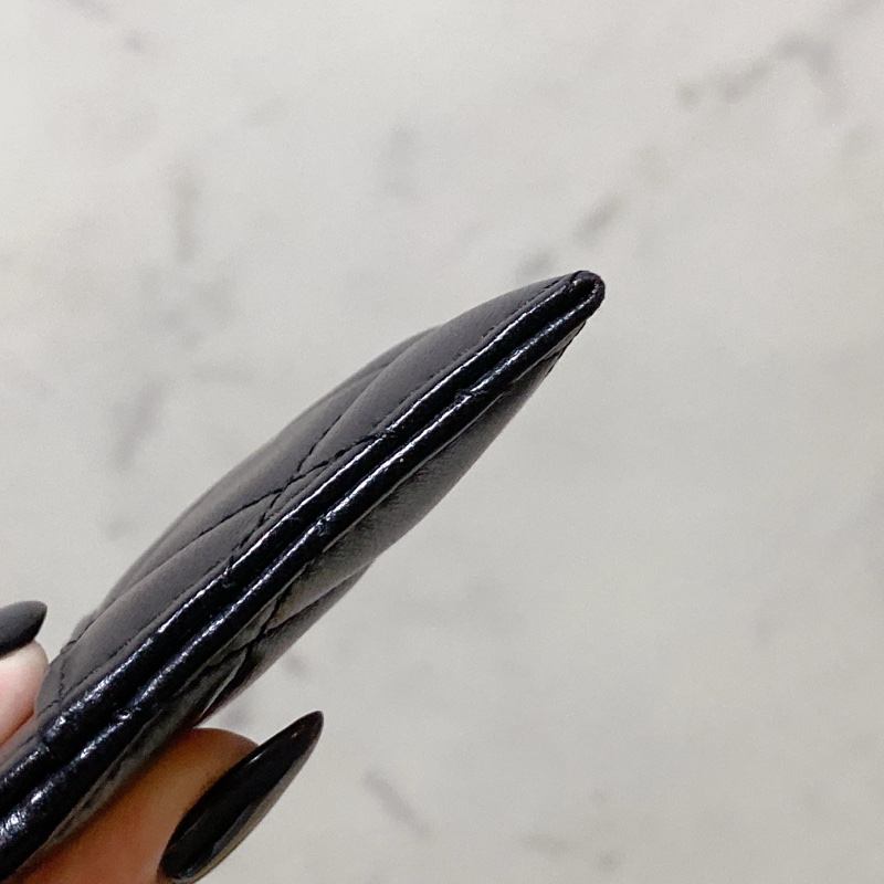 Chanel 黑金羊皮卡包-18