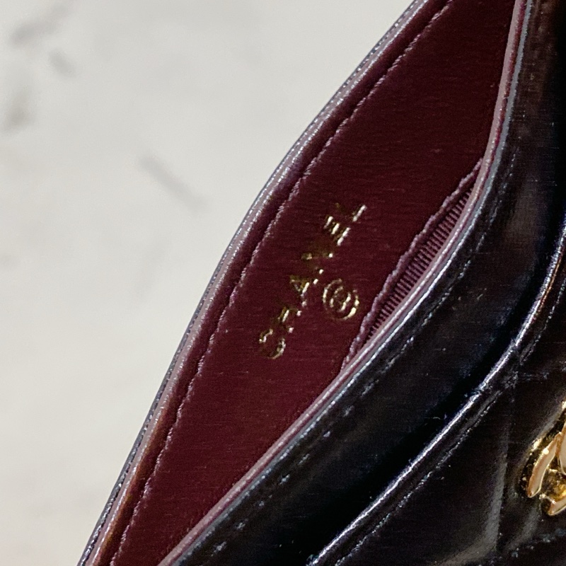Chanel 黑金羊皮卡包-19