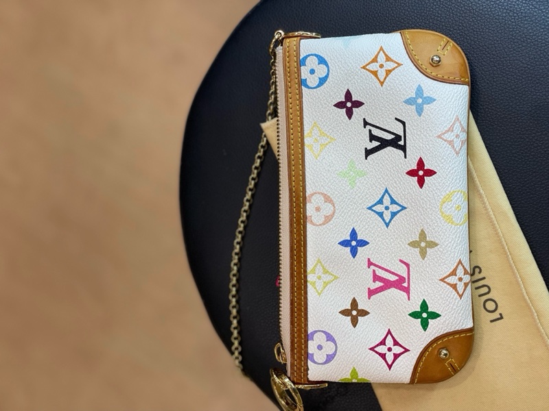 LV 白三彩鏈條麻將包 成色不錯 容量放手機沒問題，日常出門很方便，尺寸約20*10.5cm-3