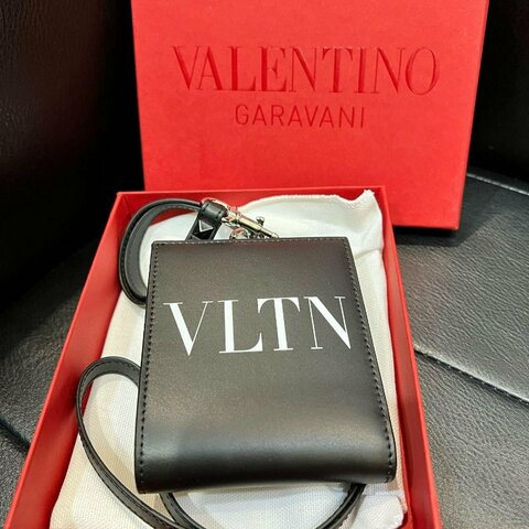 💎Han's house精品服飾💎VALENTINO 華倫天奴 小牛皮 頸掛拉鍊 零錢袋 短夾