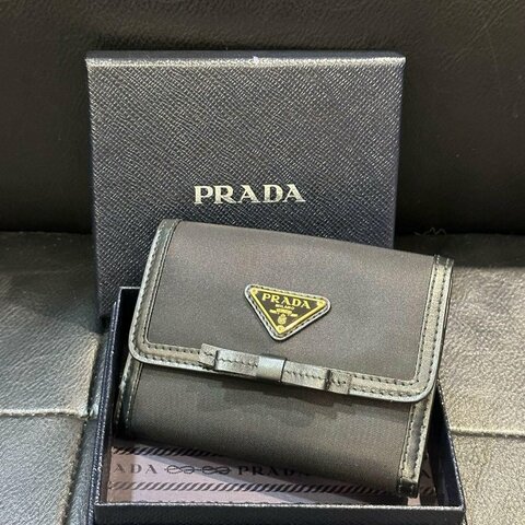 💎Han's house精品服飾💎PRADA 三角鐵牌 尼龍 牛皮 三折 零錢袋 短夾