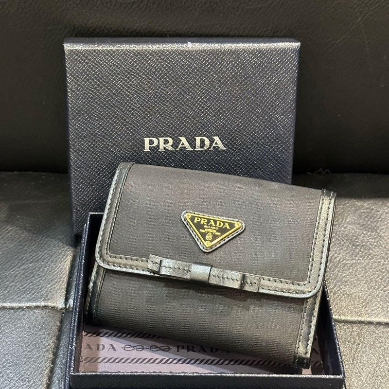 💎Han's house精品服飾💎PRADA 三角鐵牌 尼龍 牛皮 三折 零錢袋 短夾-0