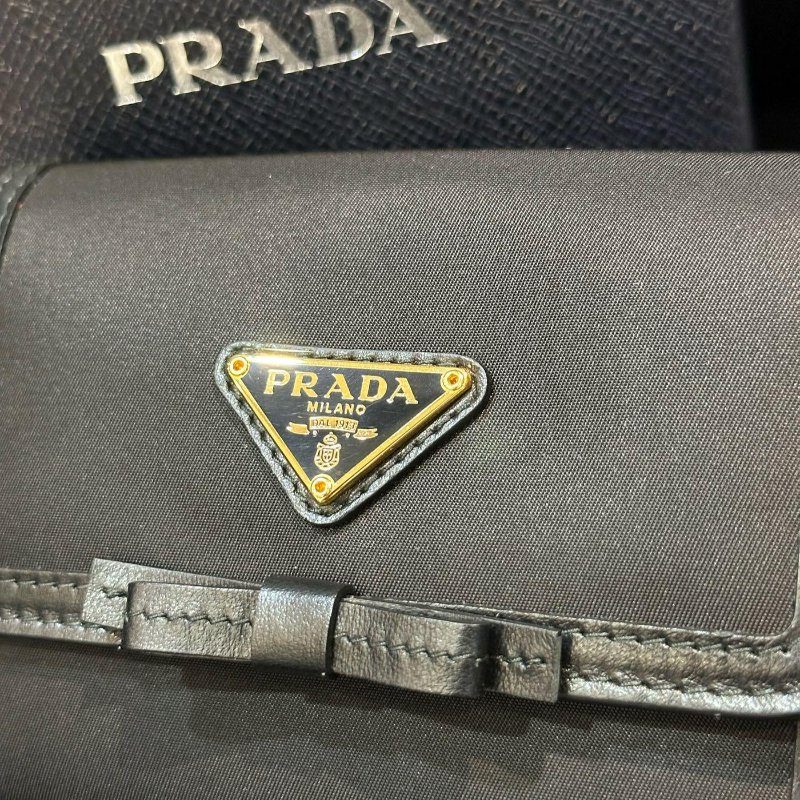 💎Han's house精品服飾💎PRADA 三角鐵牌 尼龍 牛皮 三折 零錢袋 短夾-5