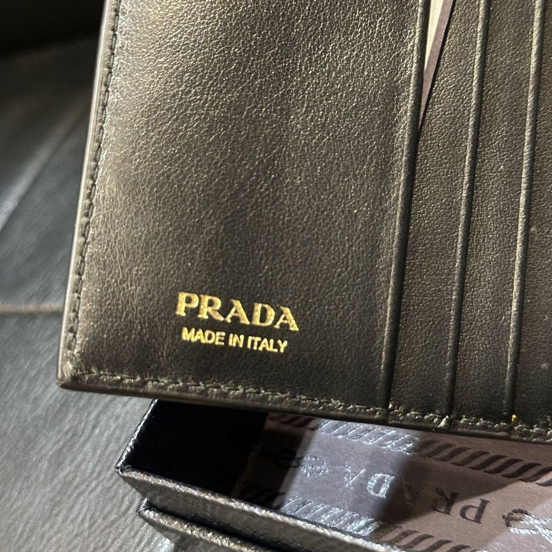 💎Han's house精品服飾💎PRADA 三角鐵牌 尼龍 牛皮 三折 零錢袋 短夾-6