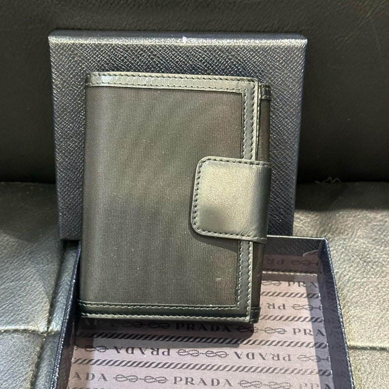 💎Han's house精品服飾💎PRADA 三角鐵牌 尼龍 牛皮 三折 零錢袋 短夾-7