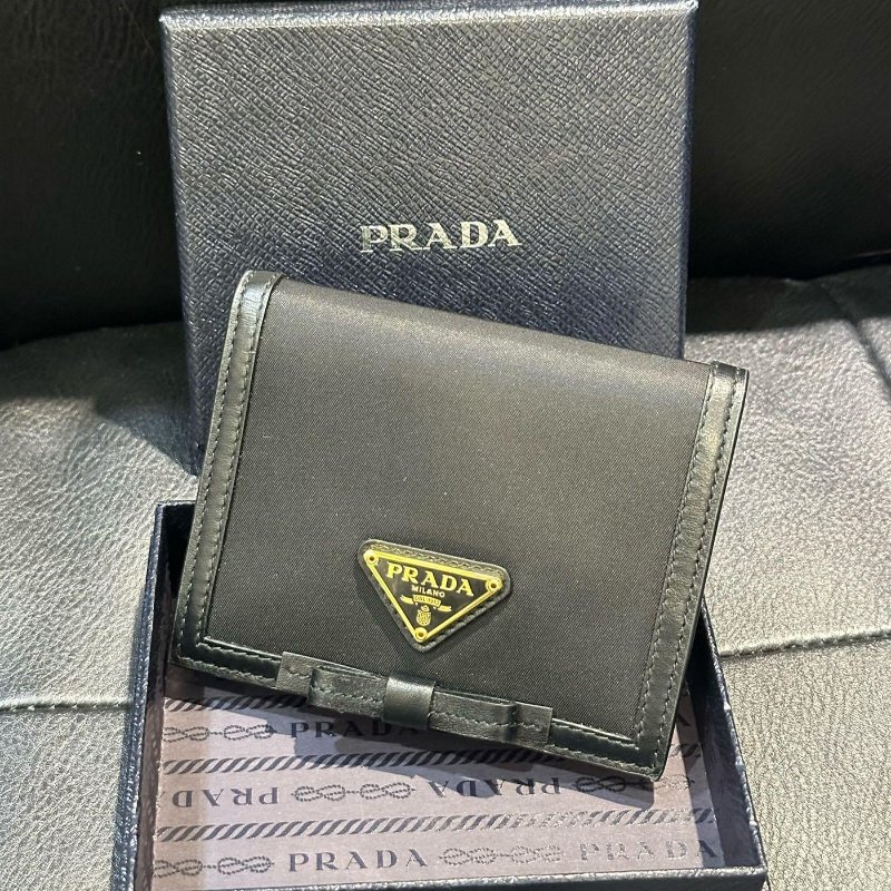 💎Han's house精品服飾💎PRADA 三角鐵牌 尼龍 牛皮 零錢袋 短夾-0