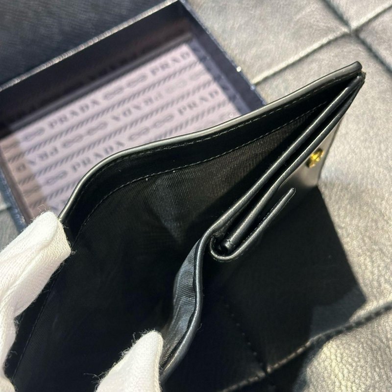 💎Han's house精品服飾💎PRADA 三角鐵牌 尼龍 牛皮 零錢袋 短夾-4