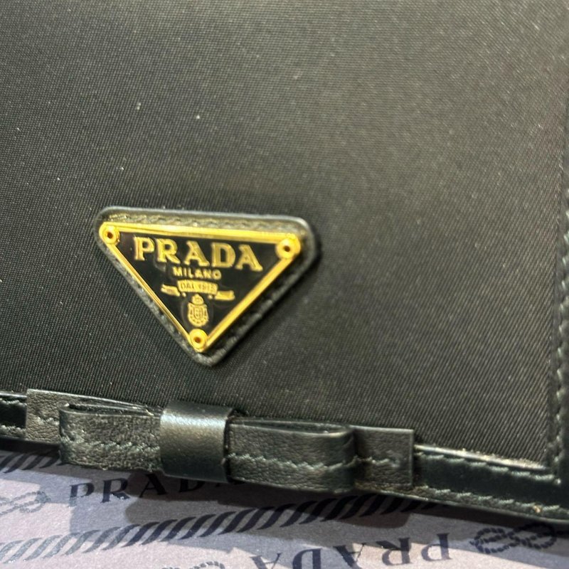 💎Han's house精品服飾💎PRADA 三角鐵牌 尼龍 牛皮 零錢袋 短夾-6