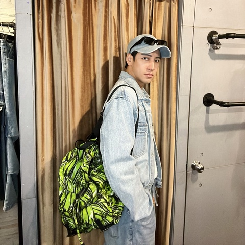 Prada 牌尼龍Saffiano 中型香蕉印花背包，