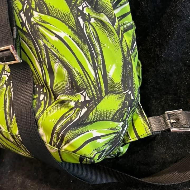 Prada 牌尼龍Saffiano 中型香蕉印花背包，-11